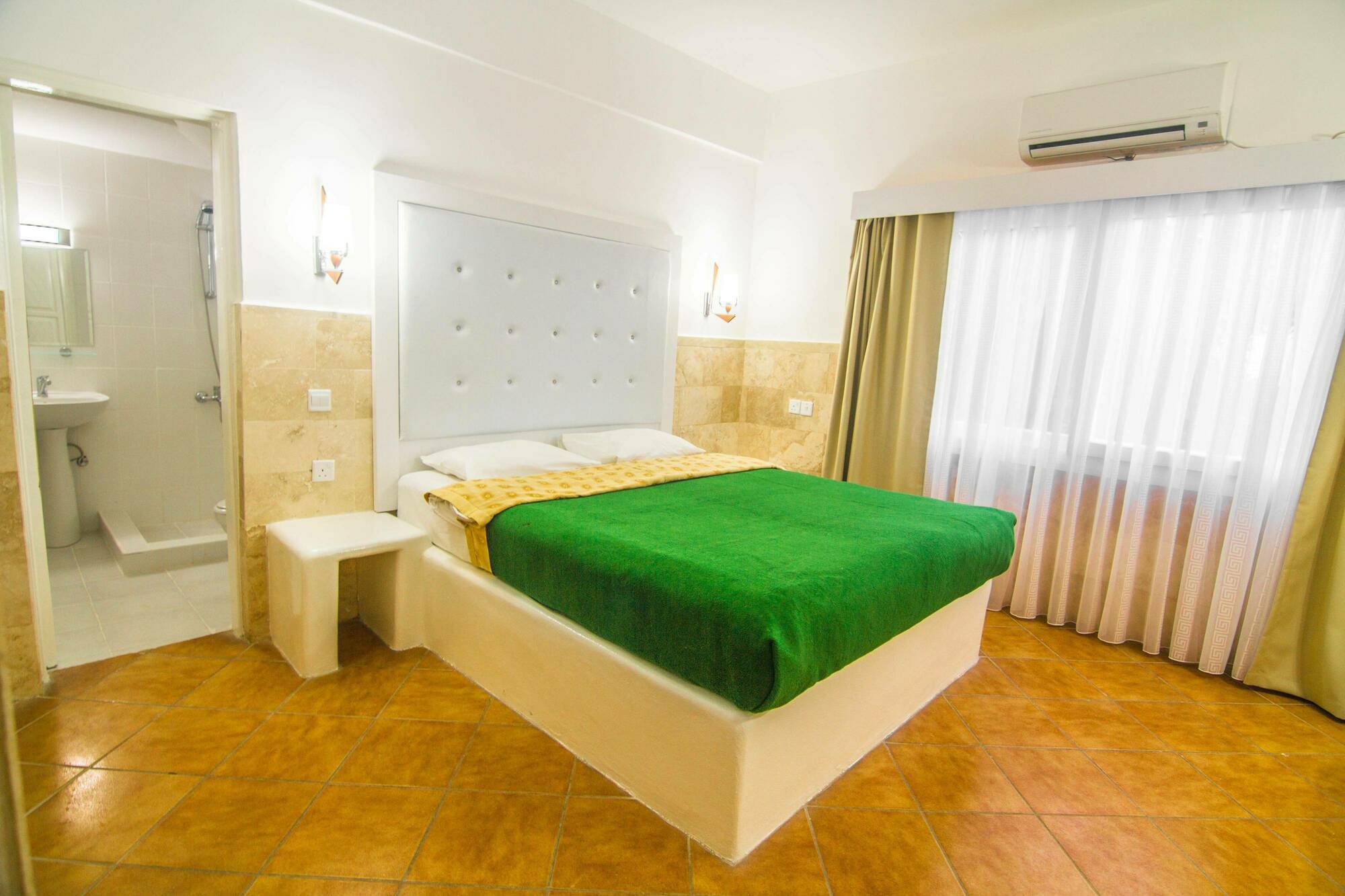 The Pine Bay Club Hotel Кирения Екстериор снимка