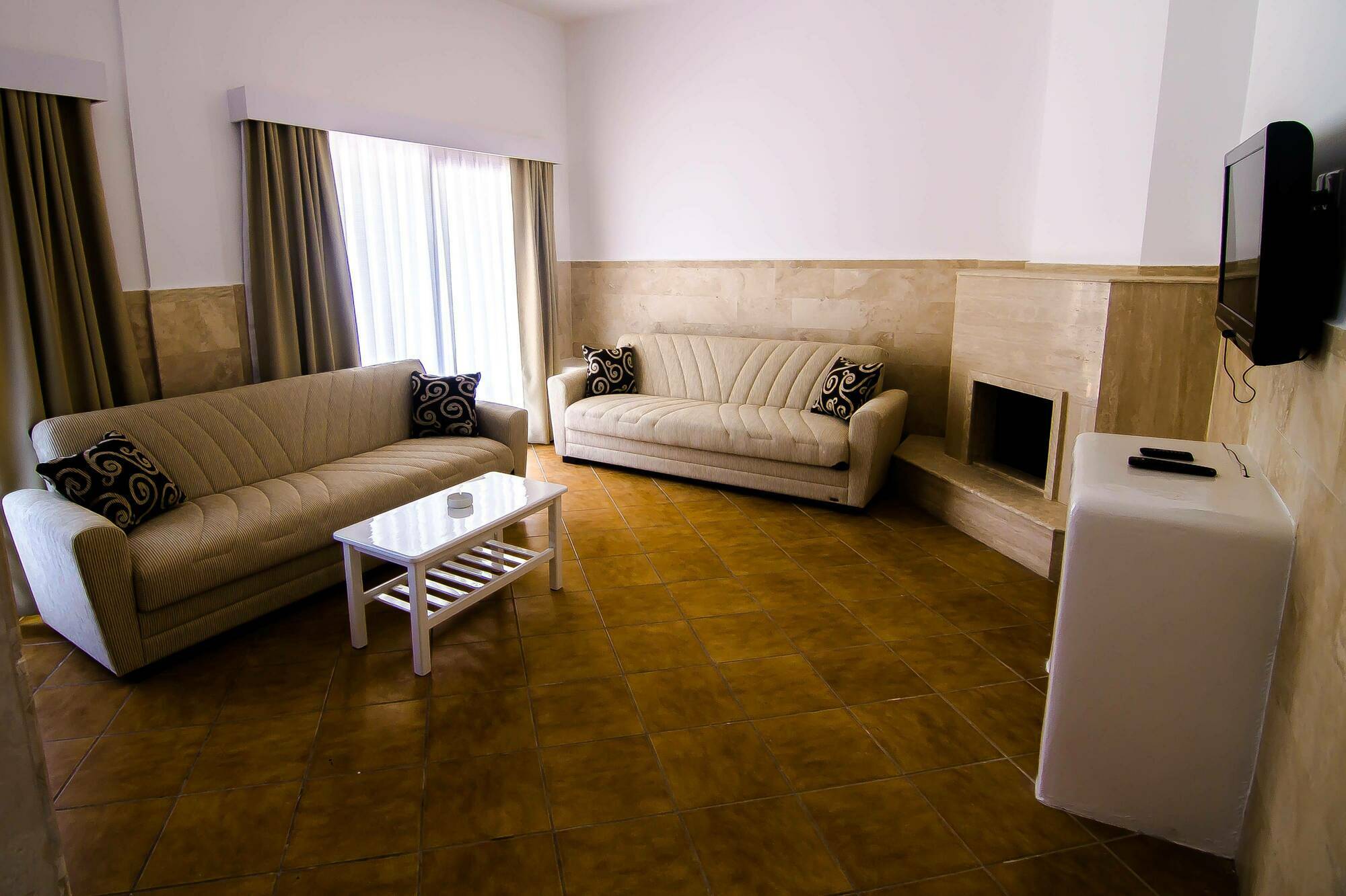 The Pine Bay Club Hotel Кирения Екстериор снимка