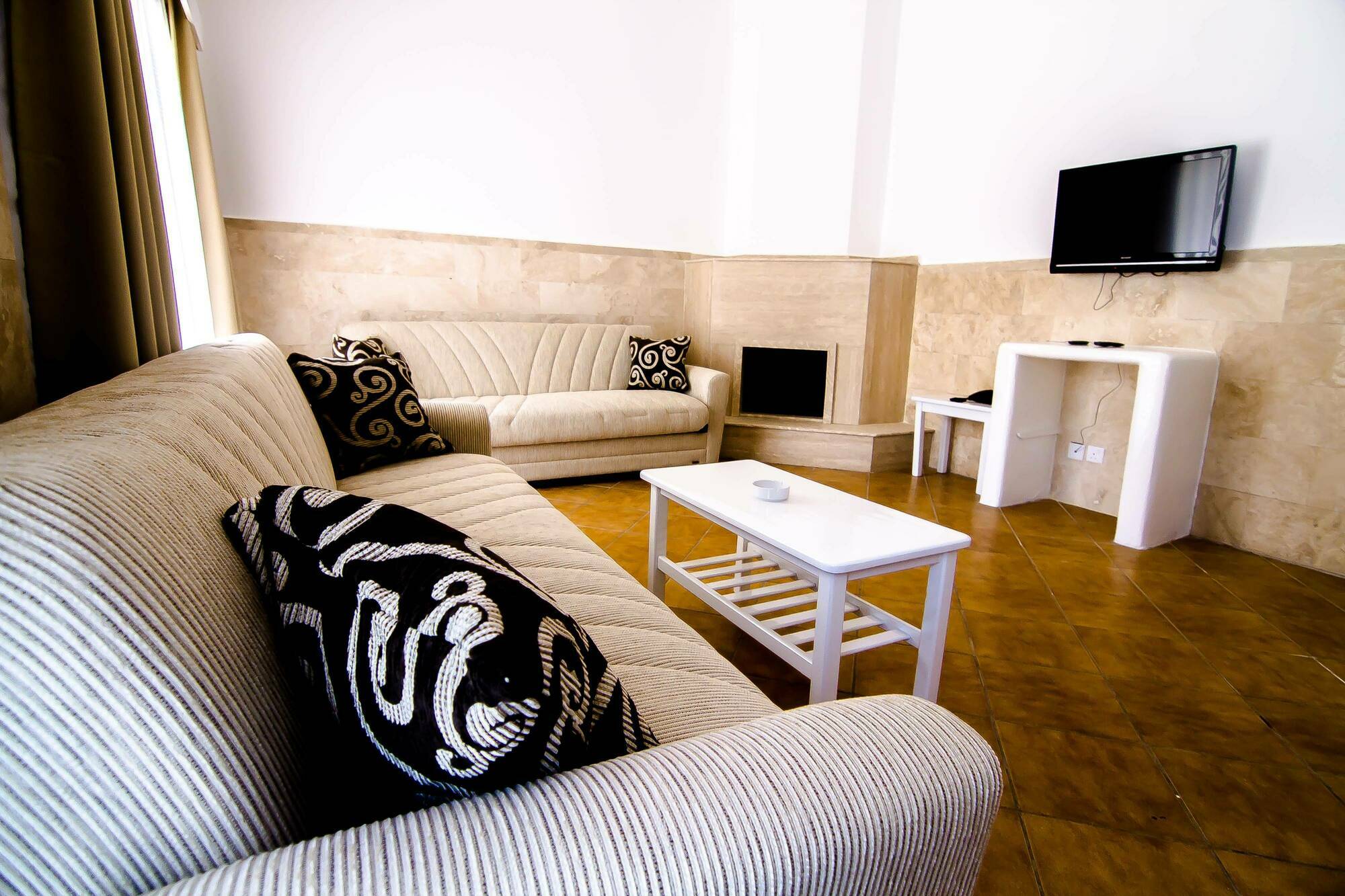 The Pine Bay Club Hotel Кирения Екстериор снимка