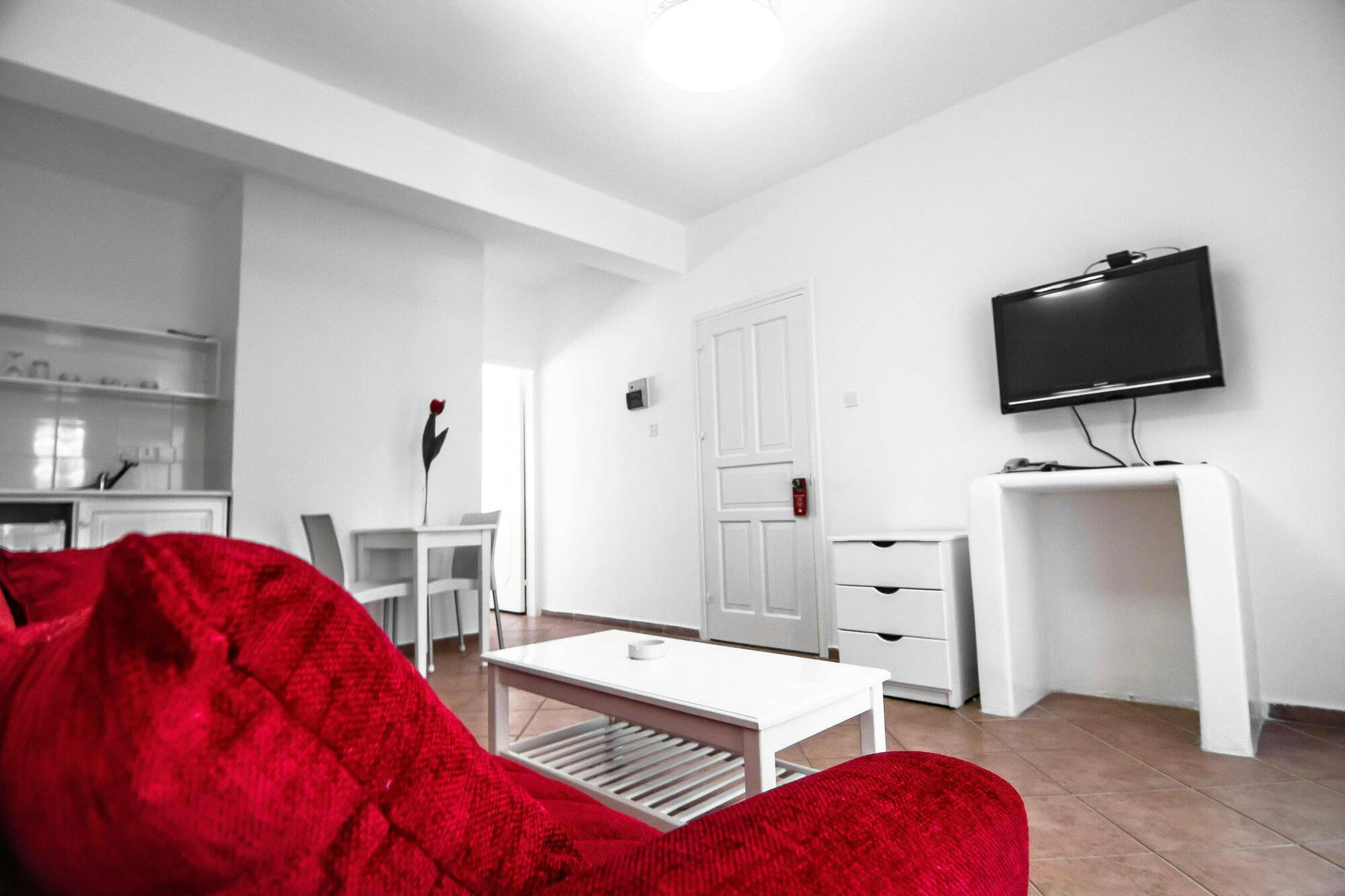 The Pine Bay Club Hotel Кирения Екстериор снимка